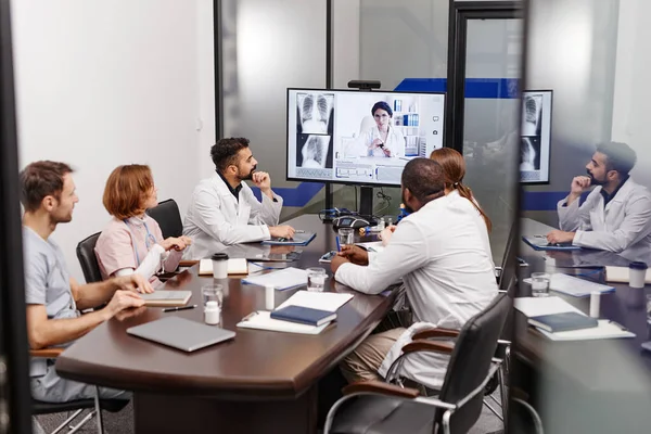 Gran grupo de expertos médicos escuchando a su colega durante la reunión en línea — Foto de Stock