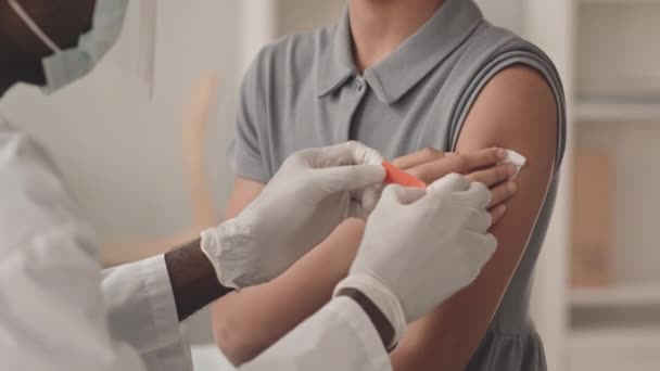 Colpo Rallentatore Ritagliato Bambina Irriconoscibile Vaccinata Contro Covid Medico Maschio — Video Stock