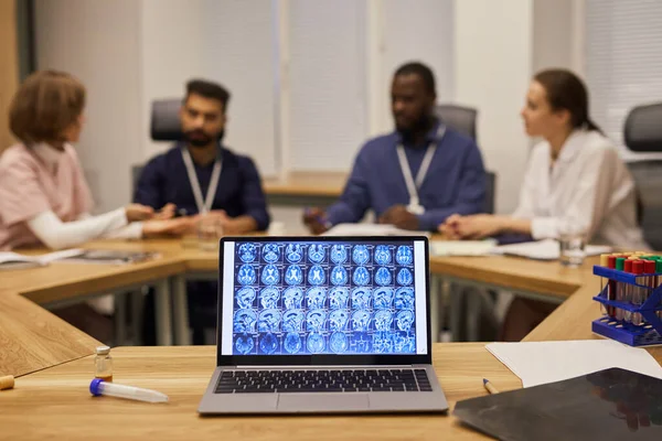 Pantalla portátil con escaneo cerebral y cuatro expertos en fondo —  Fotos de Stock