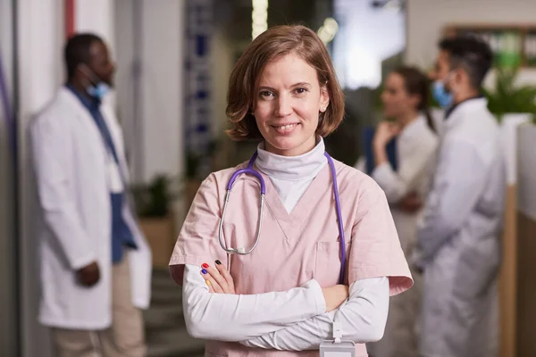 Joven mujer feliz médico general o enfermera en matorrales médicos — Foto de Stock