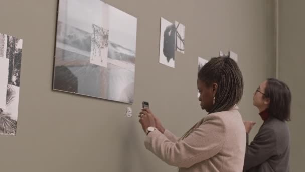 Média Foto Lenta Dois Visitantes Diversos Que Olham Para Exposição — Vídeo de Stock