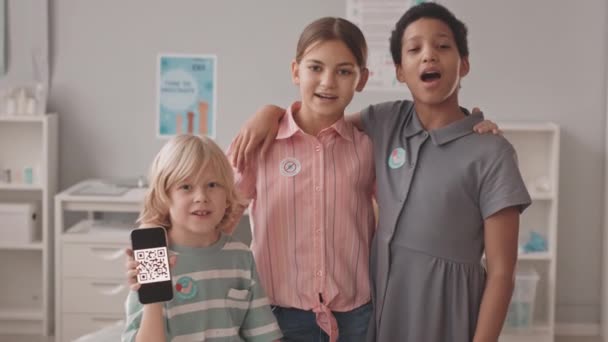 Retrato Lentitud Media Tres Alegres Niños Diversos Mirando Cámara Pie — Vídeo de stock