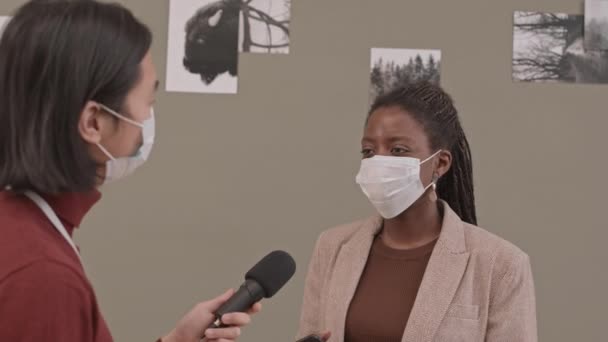 Cintura Lenta Tiro Fotógrafa Afro Americana Máscara Facial Dando Entrevista — Vídeo de Stock