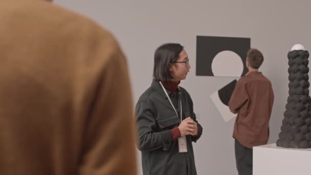 Genç Asyalı Erkek Rehberin Çağdaş Sanatlar Müzesindeki Sergiyi Ziyaret Eden — Stok video