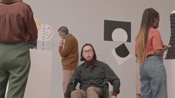 Ritratto Slow Medio Giovane Asiatico Disabile Sedia Rotelle Visita Mostra — Video Stock