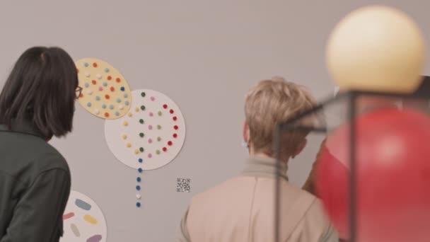 Modern Sanatlar Müzesinde Duvarda Asılı Duran Kavramsal Sanat Objelerine Bakarken — Stok video