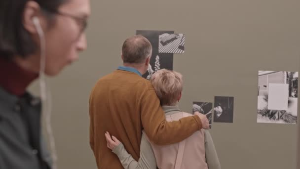 Çağdaş Sanat Galerisindeki Fotoğraf Sergisini Ziyaret Eden Olgun Beyaz Çift — Stok video