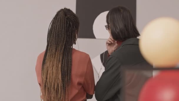 Modern Sanatlar Müzesindeki Bir Sergide Müzik Rehberini Dinlerken Çift Irklı — Stok video