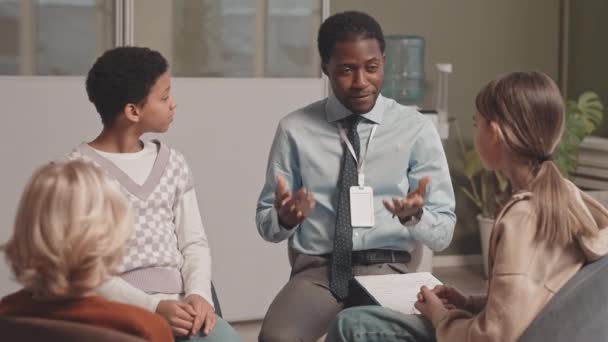 Медленный Снимок Афроамериканского Терапевта Мужчины Работающего Различными Группами Детей Младшего — стоковое видео