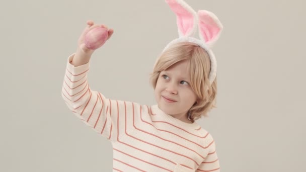 Середній Повільний Портрет Милого Маленького Блондинки Вухах Кролика Позує Камеру — стокове відео