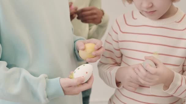 Media Lentitud Tres Niños Multiétnicos Hablando Entre Sosteniendo Huevos Pascua — Vídeo de stock