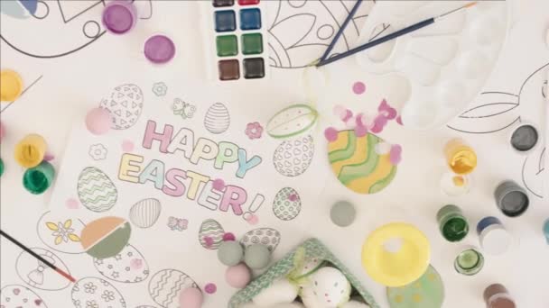 Ploché Ležel Pomalý Barevné Velikonoční Vajíčka Barvy Zbarvení Stránky Stole — Stock video