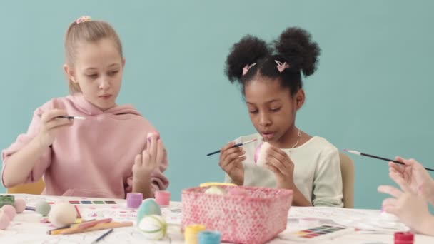 Pas Pomalé Tři Různé Děti Zbarvení Velikonoční Vajíčka Sedí Společně — Stock video