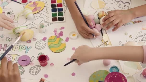 Top View Traagheid Van Onherkenbare Kinderen Zitten Aan Tafel Vol — Stockvideo