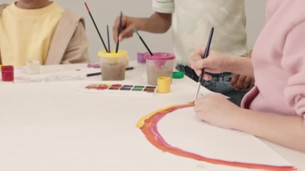 Gehakte Traagheid Van Diverse Kinderen Tekening Met Aquarellen Groot Vel — Stockvideo