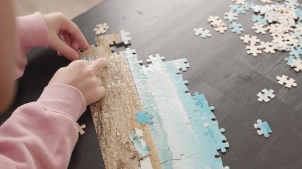 Langzame Close Van Groep Kinderen Oplossen Puzzel Samen Tijdens Vrije — Stockvideo