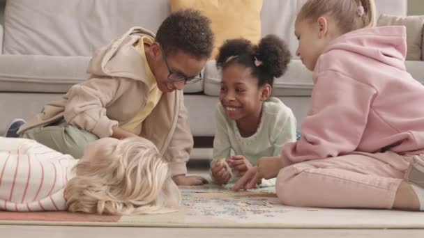 Lassú Négy Vidám Többnemzetiségű Gyerekek Megoldása Kirakós Játék Padlón Otthon — Stock videók