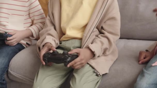 Logaritmo Cortado Crianças Com Joysticks Jogando Videogames Juntos Sentados Sofá — Vídeo de Stock