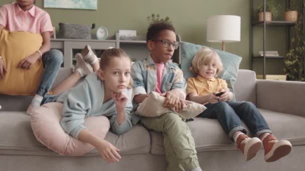 Dört Farklı Ilköğretim Çağındaki Çocuklar Boş Vakitlerinde Televizyon Karşısında Birlikte — Stok video