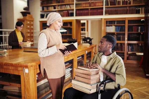 Studente con disabilità in biblioteca — Foto Stock