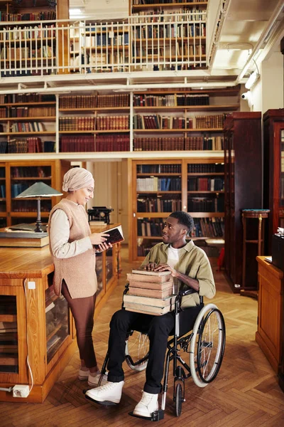Leerling in rolstoel in gesprek met vriend — Stockfoto