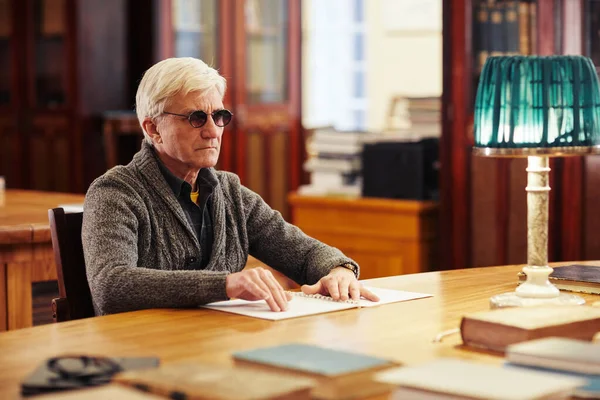 Hombre mayor ciego leyendo libro táctil —  Fotos de Stock