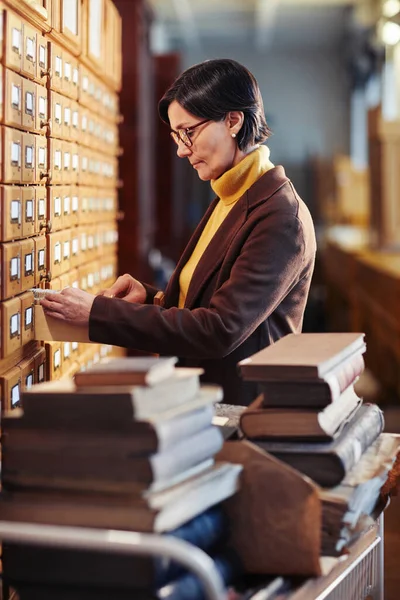 Bibliothécaire féminine travaillant — Photo
