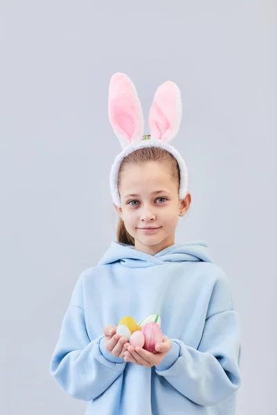 Adolescente menina segurando ovos de Páscoa mínimo — Fotografia de Stock