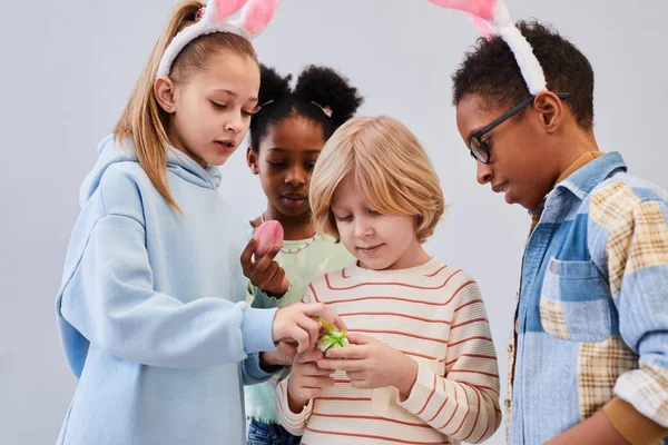Разнообразная группа детей с пасхальными яйцами — стоковое фото