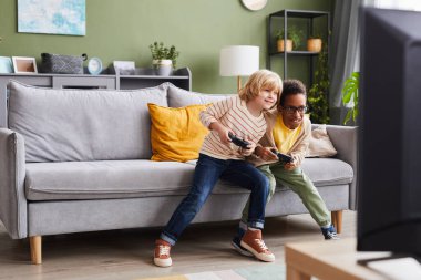 video oyunu oynayan çocuklar