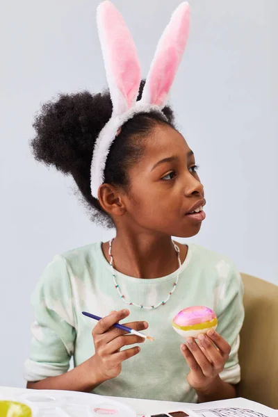 Menina afro-americana pintando ovos de Páscoa — Fotografia de Stock