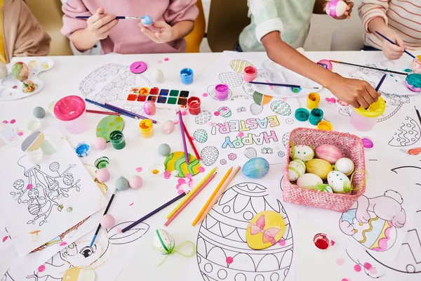 Barn njuter av konst och hantverk på påsk — Stockfoto