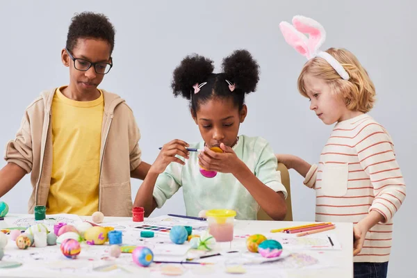 Dzieci w klasie sztuki i rzemiosła na Wielkanoc — Zdjęcie stockowe