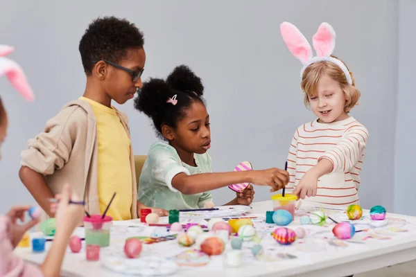 Dzieci w klasie artystycznej i rzemieślniczej na Wielkanoc — Zdjęcie stockowe