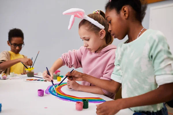 Kinder malen zu Ostern — Stockfoto