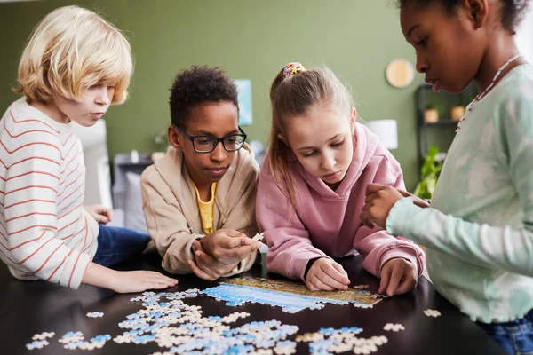Groep van Kinderen Spelen met Jigsaw Puzzel — Stockfoto