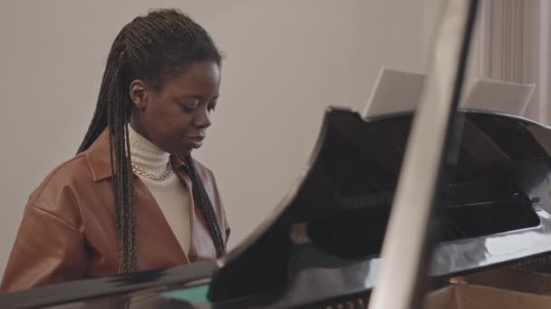 ウエストアップSlommoの若いですアフリカ系アメリカ人女性演奏ピアノで音楽学校 — ストック動画