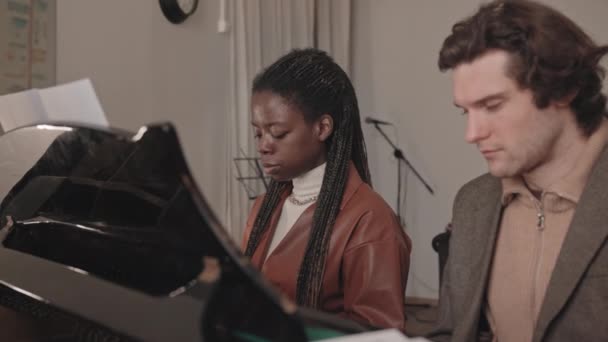 피아노로 연주하는 인종간 느림보 — 비디오