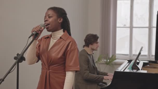 Medium Lamban Wanita Muda Afrika Amerika Bernyanyi Mikrofon Sementara Pria — Stok Video