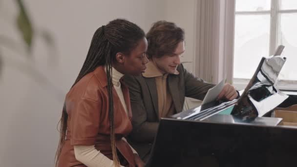 Средняя Медлительность Молодой Чернокожей Женщины Которая Училась Играть Пианино Музыкальной — стоковое видео