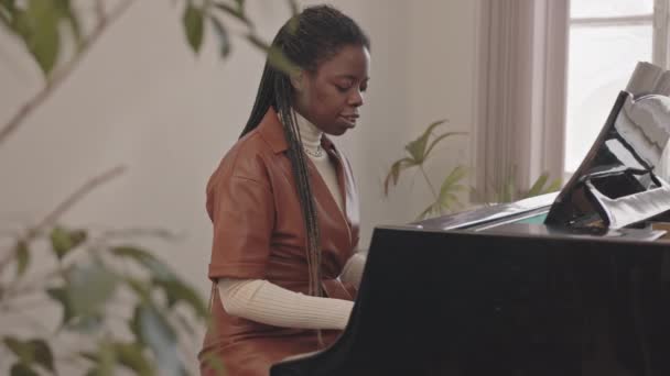 Middels Treg Avmatning Unge Talentfulle Afroamerikanske Kvinner Som Spiller Piano – stockvideo