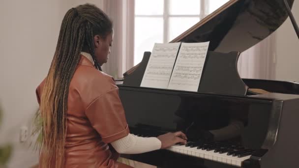 Visão Traseira Lentidão Média Jovem Afro Americana Tocando Piano Cauda — Vídeo de Stock