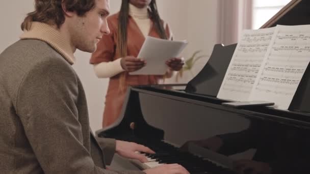 Slowmo Jovem Caucasiano Lendo Notas Tocando Piano Cauda Enquanto Cantora — Vídeo de Stock