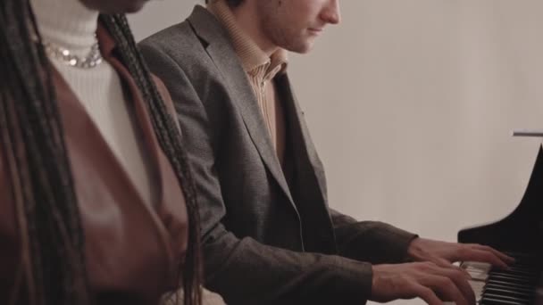 Müzik Okulunun Sınıfında Aynı Piyanoyu Çalan Yetenekli Iki Farklı Irktan — Stok video