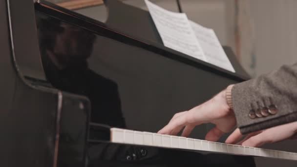 クラシックジャケットでプロの男性音楽家の手の遅いクローズアップグランドピアノを演奏 — ストック動画