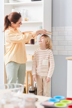 Annemle Büyüyen Çocuk