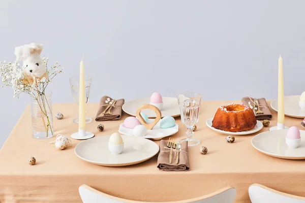 Jídelní stůl zdobený na Velikonoce — Stock fotografie