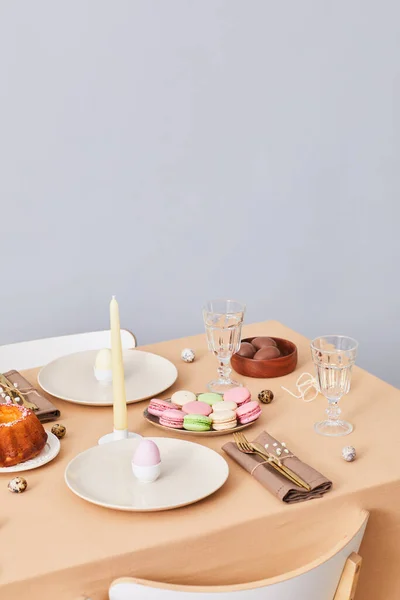 Velikonoční jídelní stůl minimální — Stock fotografie