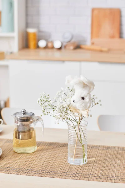 Útulná kuchyně s květinami — Stock fotografie