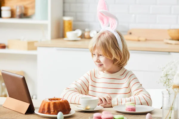 Netter Junge zu Hause am Ostermorgen — Stockfoto